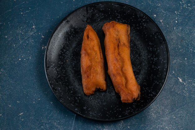 Pakora de berenjena frita o begini servido en un plato aislado en la vista superior de fondo de la comida india y bengalí