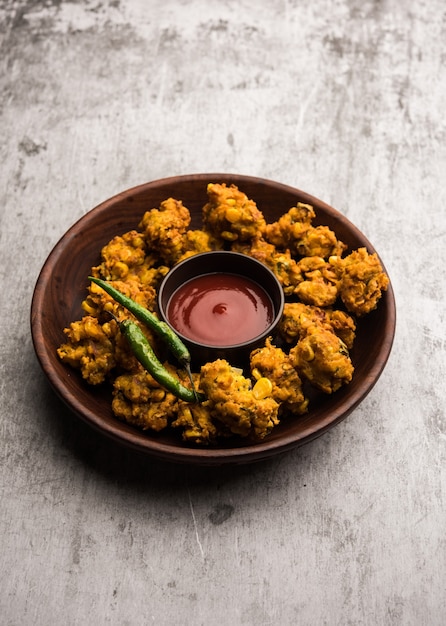 Pakora ou pakoda de milho crocante, bhajji, Bhaji, bajji ou pattice. servido com ketchup de tomate