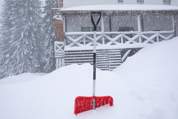 Pala de limpieza de nieve cerca de casa Trabajo al aire libre de invierno