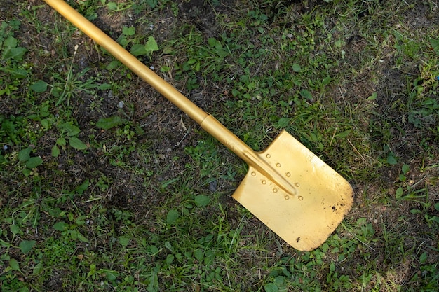 Una pala de oro yace sobre la hierbaCeremonia de apertura