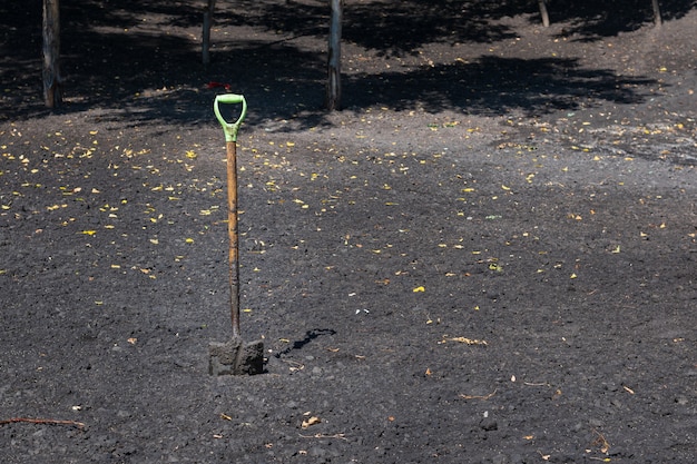 Pala que permanece en el suelo, herramienta de trabajo de jardinería