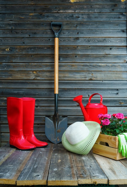 Foto pala regadera sombrero botas de goma flores guantes y herramientas de jardín