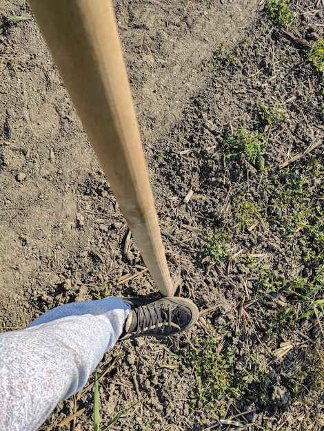 Pala en la tierra utilizada por un trabajador agrícola en un día soleado