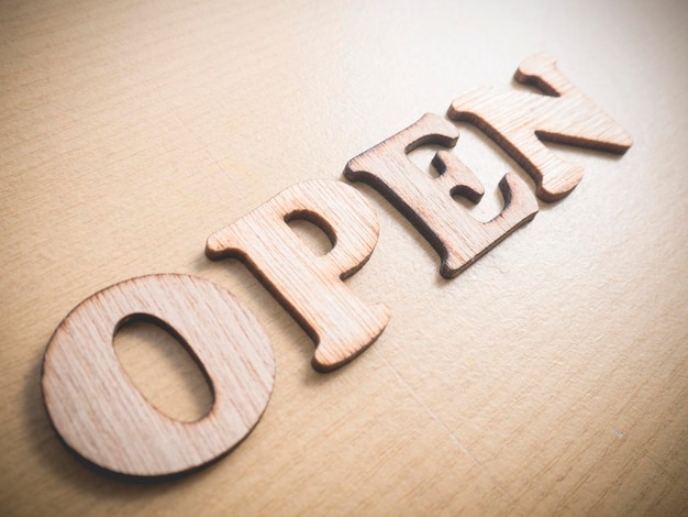 Palabra abierta en letra de madera concepto de citas de tipografía de negocios