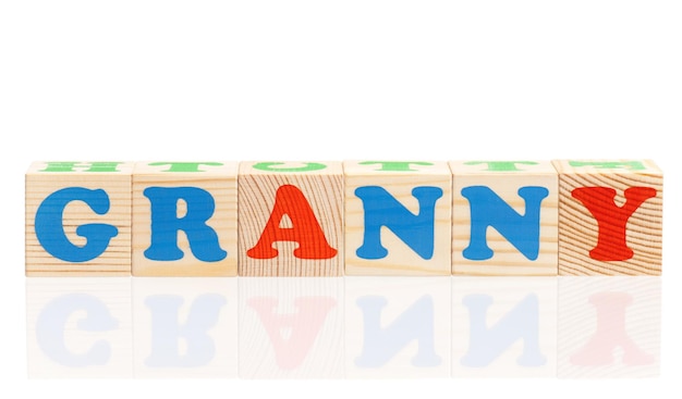 Palabra de abuela formada por coloridos bloques de madera del alfabeto aislados sobre fondo blanco