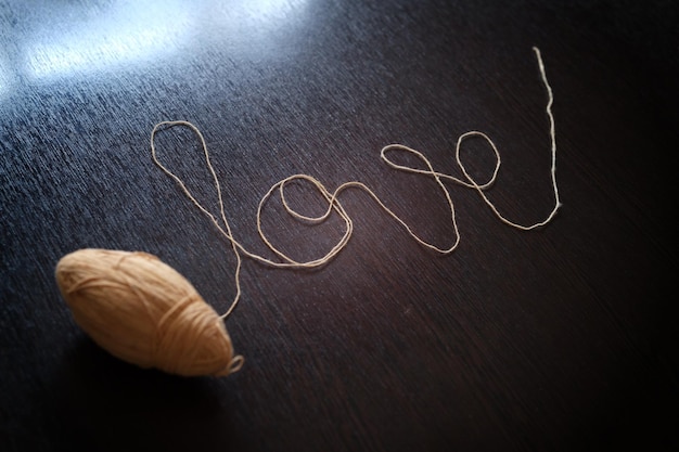 Palabra amor de la bola de hilo para la boda del día de San Valentín del concepto del amor