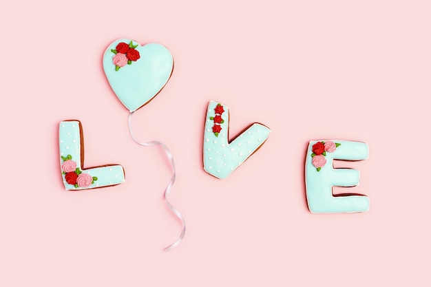 Palabra amor de galletas de jengibre caseras Día de San Valentín Comida dulce de vacaciones