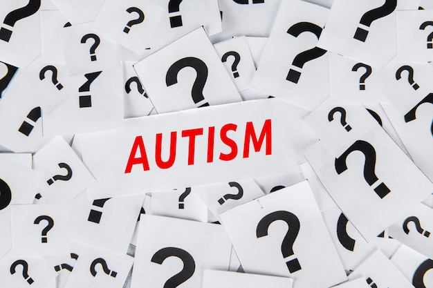 Palabra de autismo con signos de interrogación