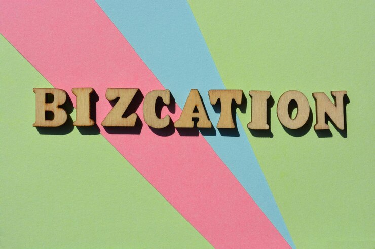 Foto palabra de bizcación en letras del alfabeto de madera aisladas en el fondo