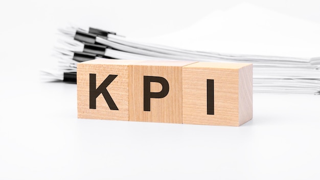 Palabra de bloques de madera KPI sobre fondo blanco KPI abreviatura de conceptos de negocio de indicadores clave de rendimiento