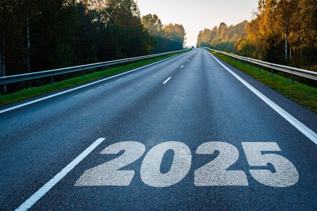 La palabra calendario de objetivos 2025 escrita en la carretera en medio de una carretera de asfalto vacía en la puesta de sol dorada y el hermoso cielo azul Concepto para el año 2025