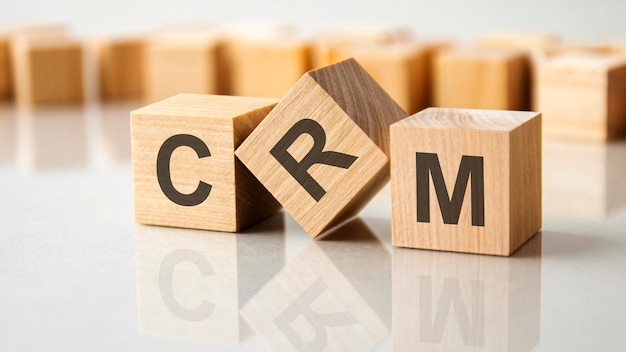 Palabra conceptual de negocios recopilada de elementos de madera con las letras CRM