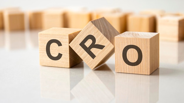 Palabra conceptual de negocios recopilada de elementos de madera con las letras CRO