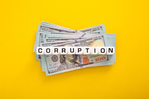 Palabra de corrupción con pila de dinero Usd Concepto de corrupción