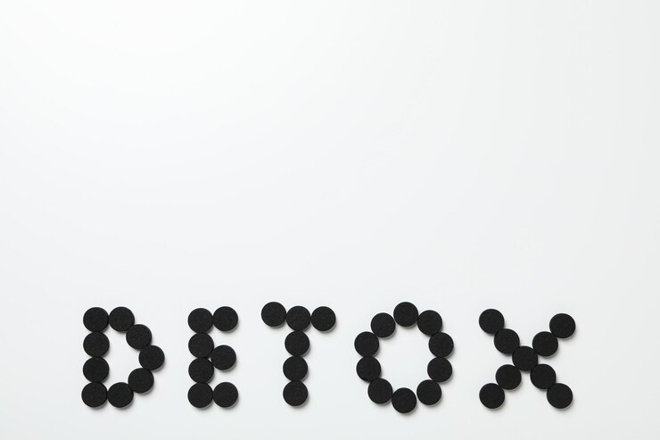 Foto la palabra detox de las pastillas de carbón activado