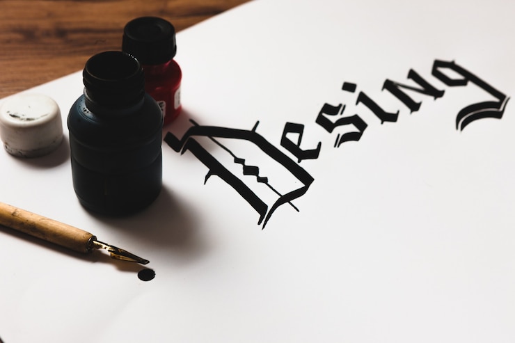 Foto palabra de diseño confusa hecha con tinta en un estilo de caligrafía