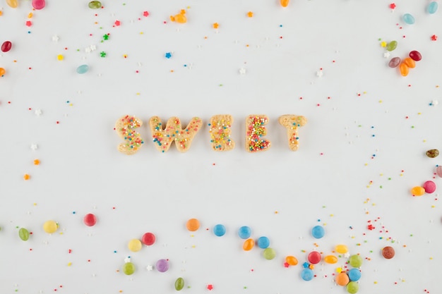 Palabra dulce hecha de deliciosas galletas caseras y decorada con chispitas de arco iris