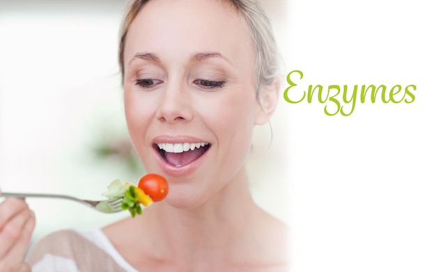 La palabra enzimas contra la mujer que come un tomate