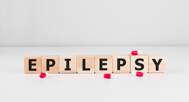 Palabra EPILEPSIA en cubos de madera. Concepto de conciencia de la epilepsia
