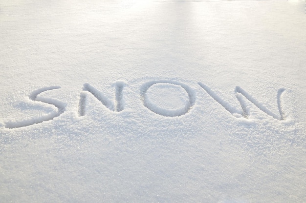 Palabra escrita en un campo blanco como la nieve