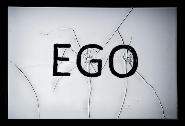Una palabra escrita en el vidrio enmarcado agrietado un concepto psicológico