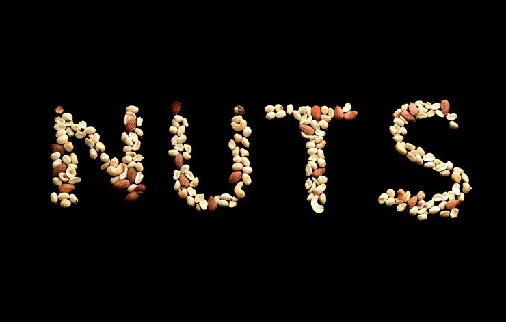 Foto palabra "frutos secos" de frutos secos mixtos de almendras, avellanas, cacahuetes y anacardos