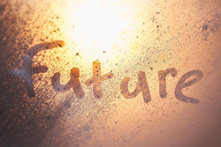 Foto la palabra futuro en la ventana con gotas de agua sobre fondo soleado caligrafía de ventana empañada concepto de futuro brillante