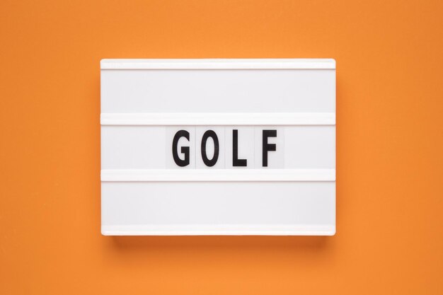 La palabra golf en lightbox fondo naranja aislado