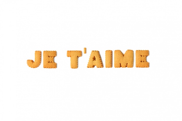 La palabra JE T&#39;AIME o TE AMO en francés deletreada con galletas del alfabeto