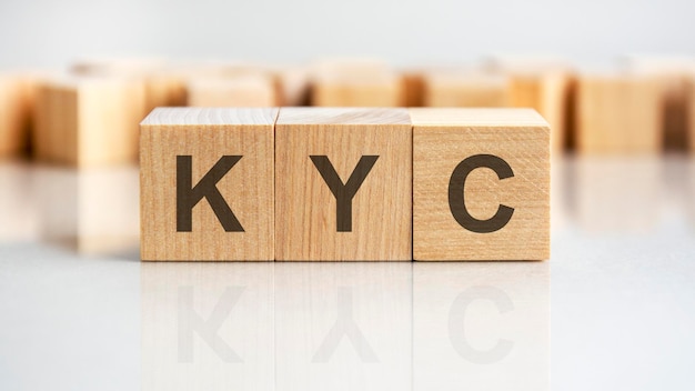 Palabra KYC escrita en el concepto de publicidad de bloques de madera KYC abreviatura de Know Your Client