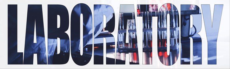 Foto palabra de laboratorio con interior humano en ropa protectora que tiene trabajo de investigación