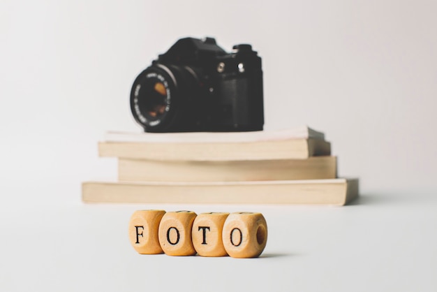 Palabra en letras de madera con cámara de fotos en blanco