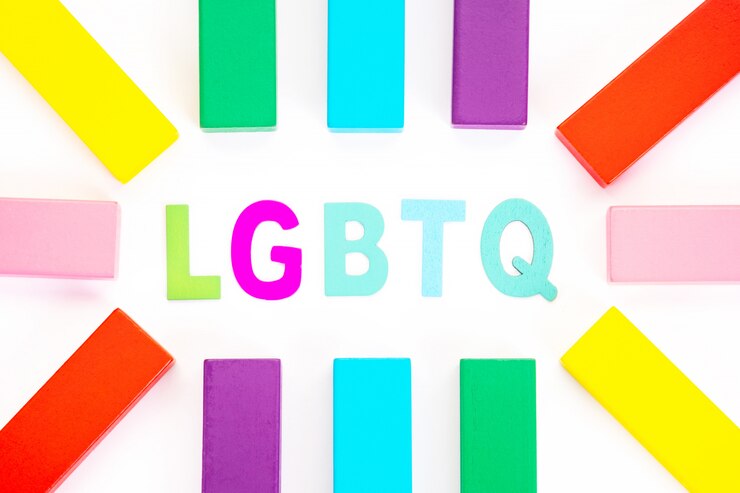 Foto palabra lgbtq y colorido bloque de madera. concepto de activismo lgbt.