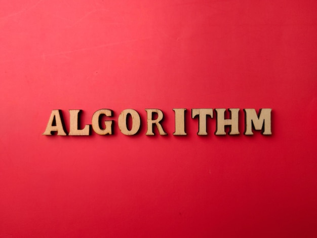 Palabra de madera con la palabra ALGROITHM sobre un fondo rojo