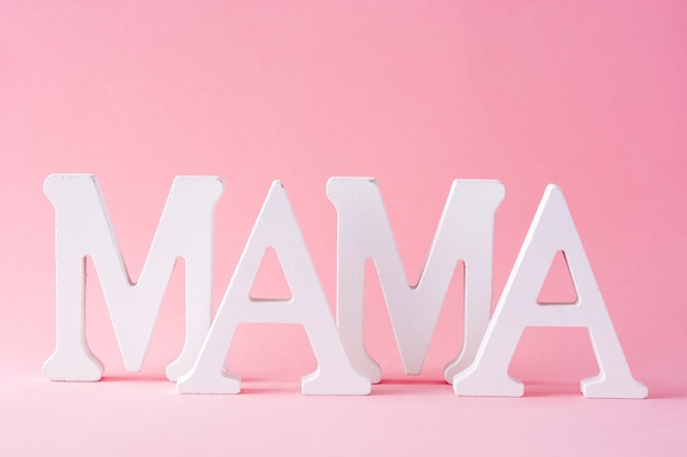 Foto palabra de mamá sobre fondo rosa concepto del día de la madre