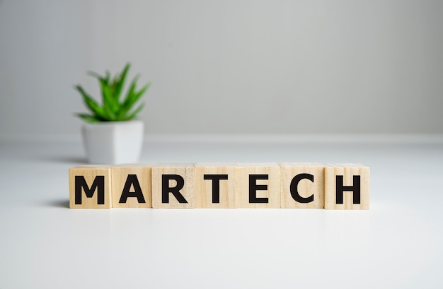 La palabra Martech en cubos de madera