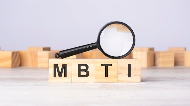 La palabra MBTI hecha con bloques de madera se puede utilizar para el concepto de marketing y educación empresarial