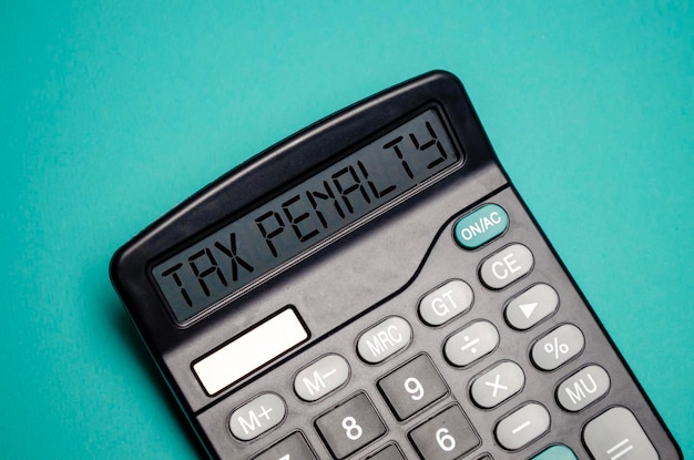 Palabra de MULTA FISCAL en la calculadora Concepto de negocio e impuestos Tiempo para pagar impuestos en el año