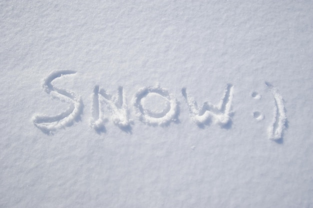 Palabra nieve escrita en la nieve