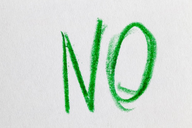 La palabra no está dibujada con lápiz verde sobre papel ordinario.