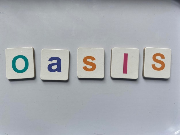 La palabra "oasis" está en la superficie blanca.