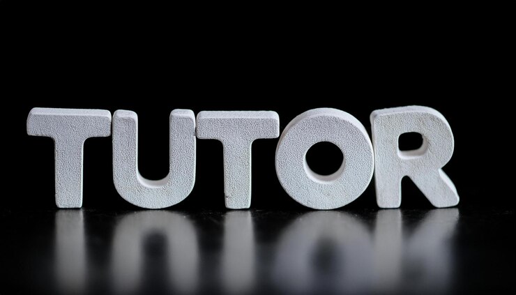 Foto palabra de piedra blanca tutor en fondo negro concepto de educación