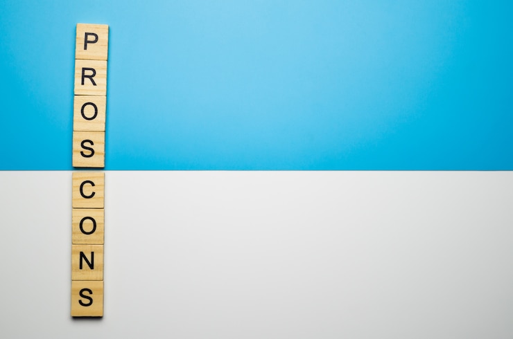 Foto palabra "pros y contras" en el bloque de madera en la superficie de color dúo