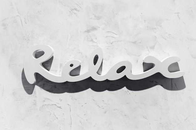 La palabra "RELAX" escrita en tipografía de madera.