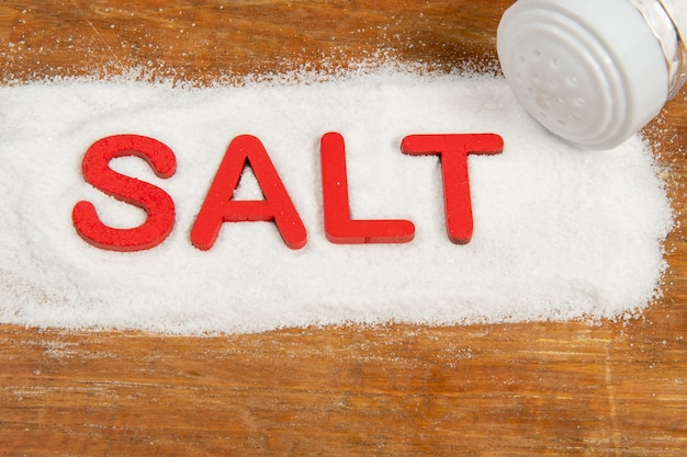Foto la palabra sal escrita en rojo en el producto formaba una banda.