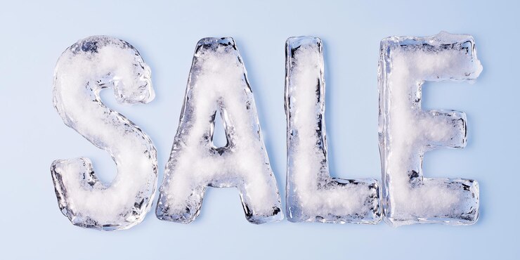 Foto la palabra sale tallada en hielo transparente contra un telón de fondo claro que simboliza la promoción estacional del invierno