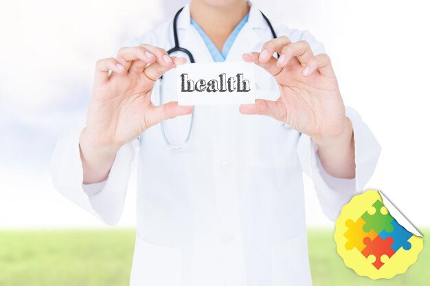 Foto la palabra salud y doctor sosteniendo la tarjeta contra el campo verde