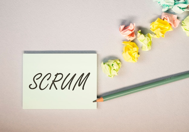 Palabra de Scrum en nota de papel en el concepto de vista superior de escritorio de oficina de métodos de gestión