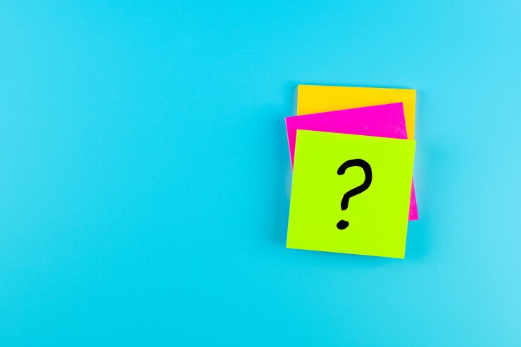 Foto la palabra del signo de interrogación (?) en papel nota con frecuencia. preguntas frecuentes (preguntas frecuentes), respuesta, preguntas y respuestas, comunicación y lluvia de ideas, día internacional para hacer preguntas conceptos