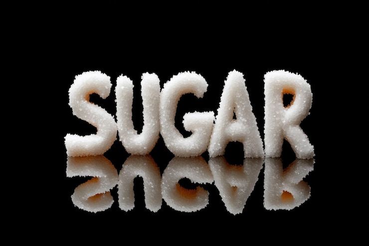 Foto la palabra sugar creada con gránulos de azúcar reflejados en una superficie negra brillante que destaca la dulzura